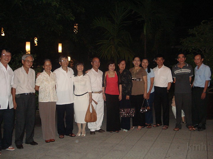 Mai Huong voi Thay Co Quan Thay Sinh_DSC02728.jpg - Từ trái: Thanh K1A, thầy Trần như Sinh, cô Cần thầy Quân, Hạnh K3, Phước K3, Mai Hương K3, Mỹ K2, Tùng K3, Thu Hương K3, Hùng K3, Phú K3, ?